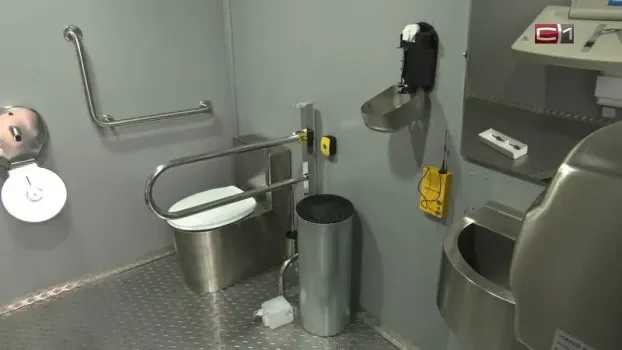 В Сургуте ищут вандалов, разгромивших новый общественный туалет