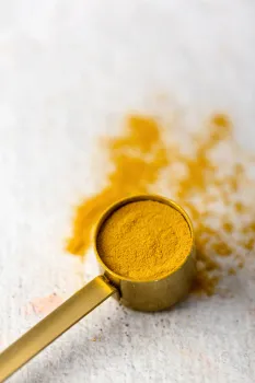 5-минутная обработка теплицы: рассыпьте это в ноябре — и никакой плесени, грибка и болезней в следующем сезоне