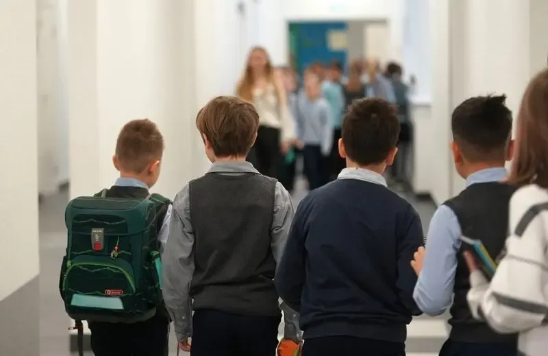 Дети в ХМАО остались без школы: первый подрядчик сорвал сроки капремонта