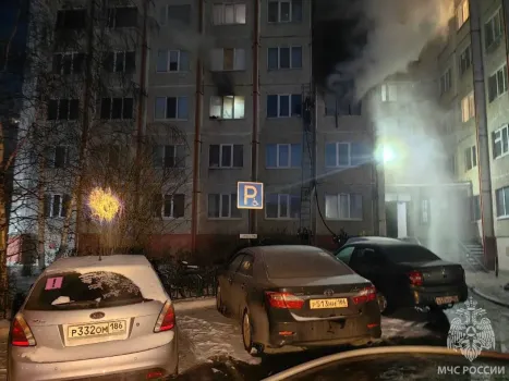 В Сургуте пожарные спасли семь человек из горящей девятиэтажки