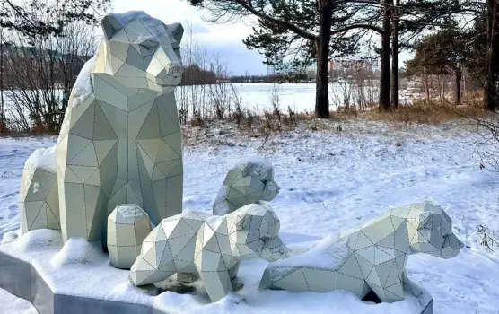 В парке «За Саймой» в Сургуте установили скульптуру медведицы с медвежатами на льдине