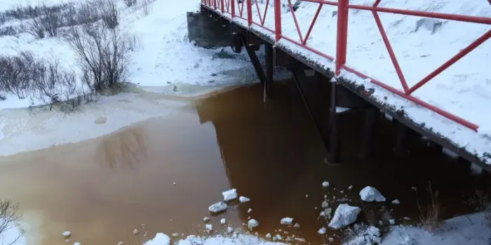 Жители поселка под Ураем рискуют остаться без единственной переправы через реку Конда