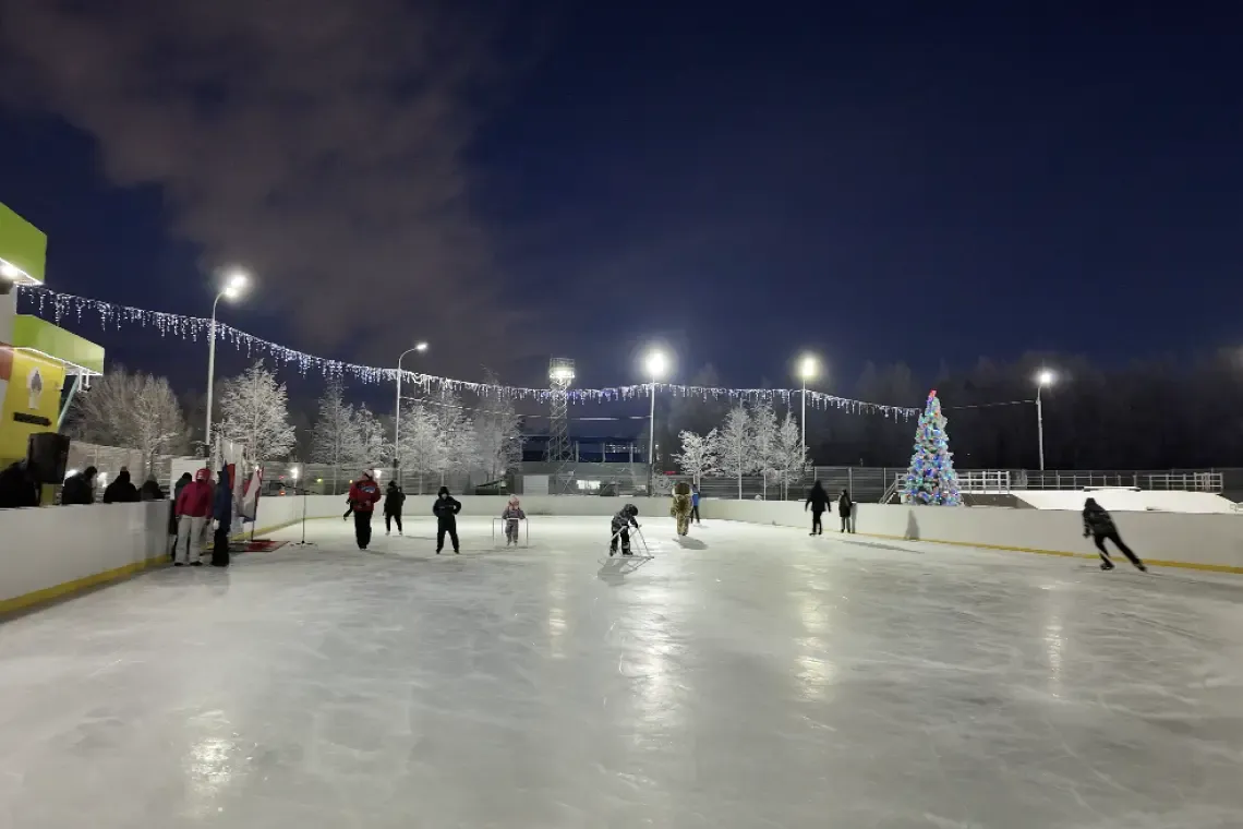 Нижневартовск готовит ледовые площадки к зиме: катки закрыты на заливку