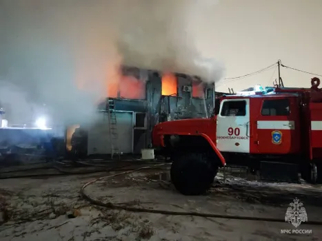 В Нижневартовске мужчина спасался от пожара, выпрыгнув со второго этажа гаража