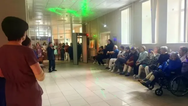 Решил отблагодарить врачей: в Сургуте пациент устроил дискотеку для медиков