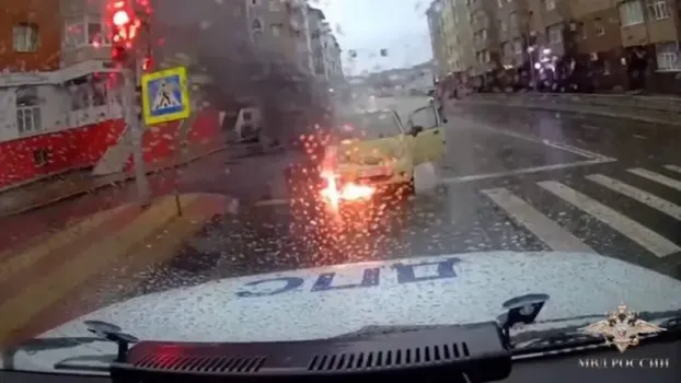 Женщина с двумя детьми едва не погибла в горящем авто в Ханты-Мансийске