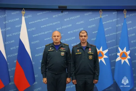 Министр МЧС России наградил сургутского пожарного медалью за отвагу