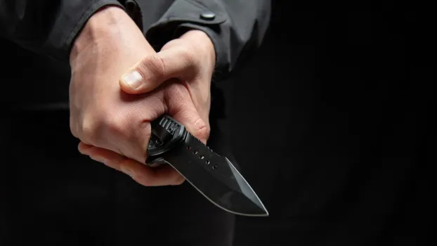 Драка у ТЦ в Нефтеюганске: 19-летний парень с ножевым ранением в реанимации