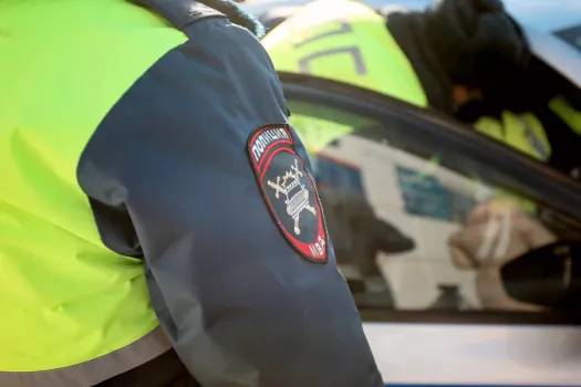 В Нижневартовске автомобиль пробил забор частного дома после столкновения с иномаркой