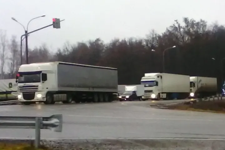 На трассе «Иртыш» в Югре из-за снегопадов ввели ограничение скорости до 70 км/ч