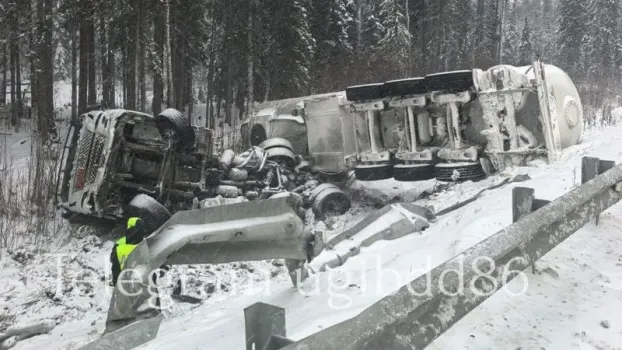 В Югре грузовик вылетел в кювет после столкновения с ограждением