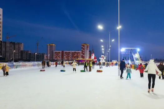 В Сургуте открыли первые ледовые катки: где покататься на коньках и сколько это стоит