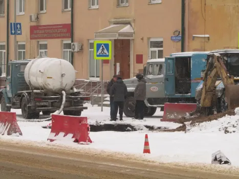 Коммунальная авария в Сургуте: вода залила проезжую часть