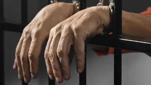 В ХМАО мужчину подозревают в избиении сына сожительницы и склонению несовершеннолетних к интиму