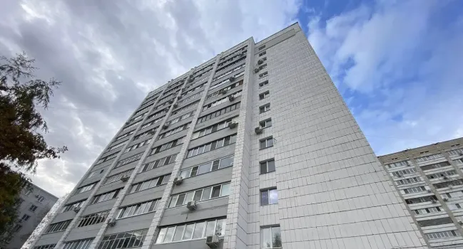 В Сургуте восьмилетний мальчик выпал из окна второго этажа