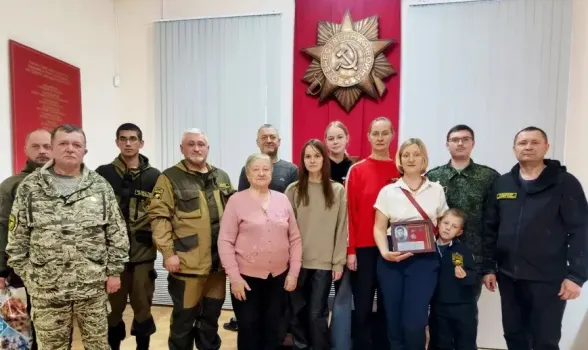 Сургутские поисковики вернули родственникам медаль героя ВОВ спустя 80 лет