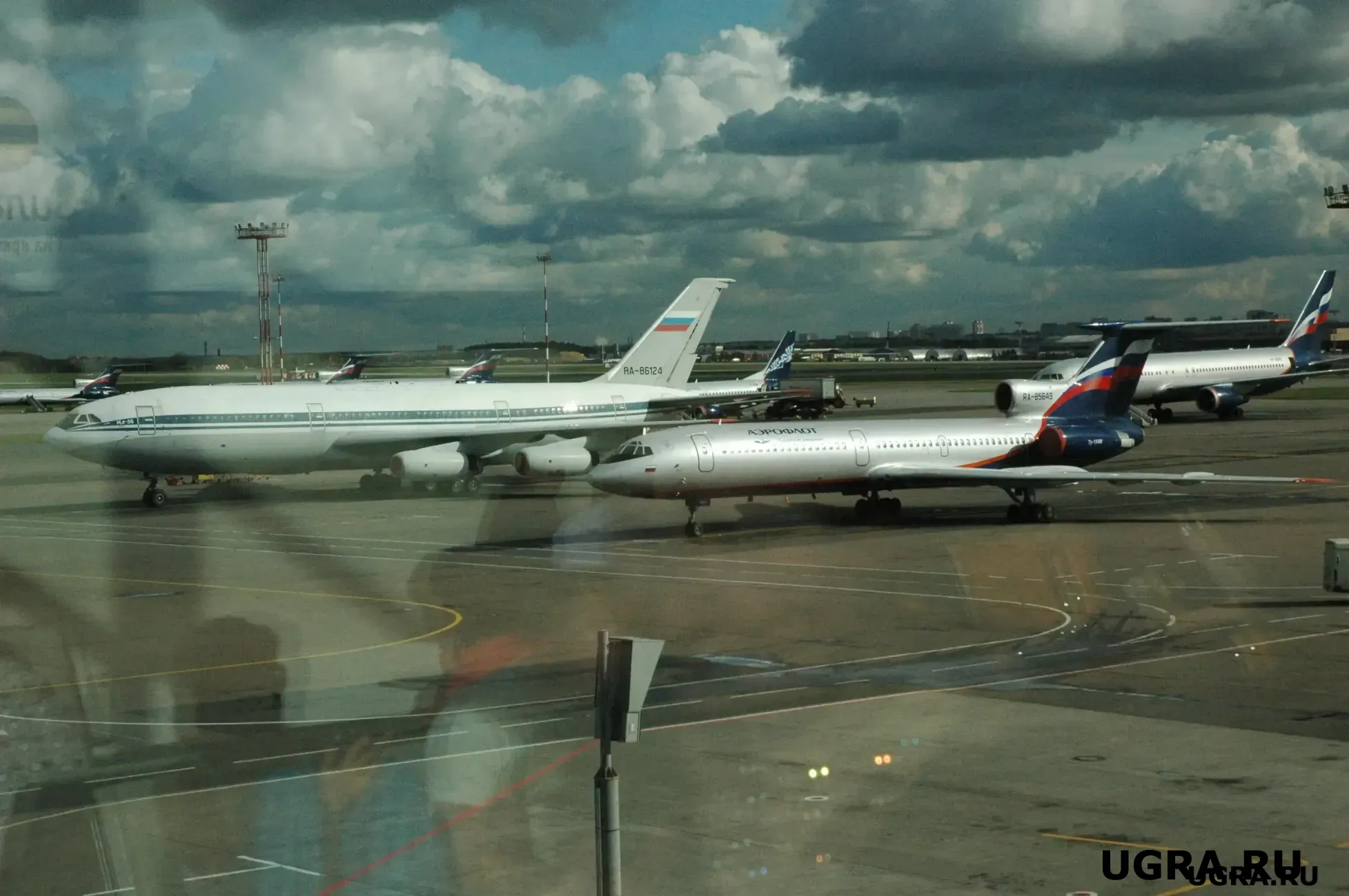 Пассажиры аплодировали: уфимские вахтовики устроили танцы в аэропорту Сург