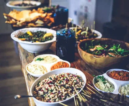 «Мимоза» теперь в пролете: подаем слоеный салат «Аристократ» на новогодний стол — нежный, сытный и вкусный