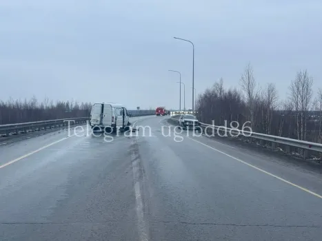 Пострадали четверо: в ХМАО водитель легковушки вылетел на встречку и зацепил Газель