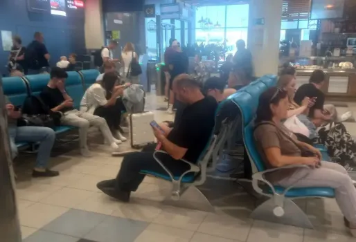 Семьи с детьми из Сургута застряли в аэропорту Сочи из-за медленной регистрации