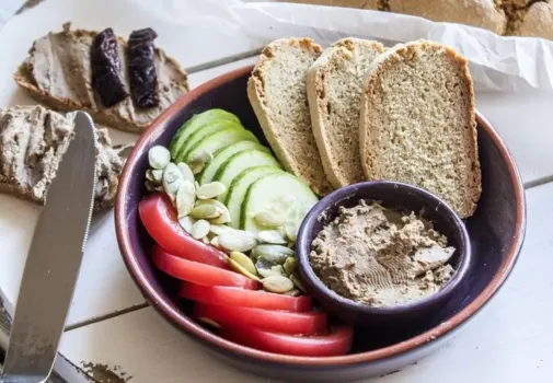 Гости перепутают эту вкусную намазку с красной икрой: от бутерброда и крошки не оставят — готовим на Новый год за 10 минут