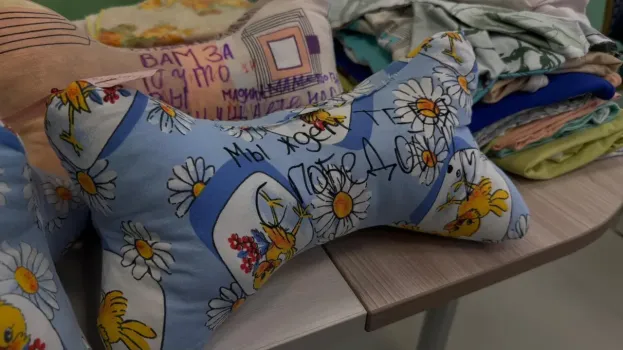 Сургутские школьники шьют ортопедические подушки для бойцов СВО