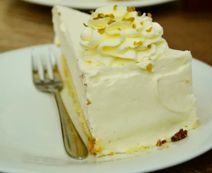 Без духовки и возни с коржами: готовим нежный и вкусный торт за 15 минут — съедается за 1 чаепитие