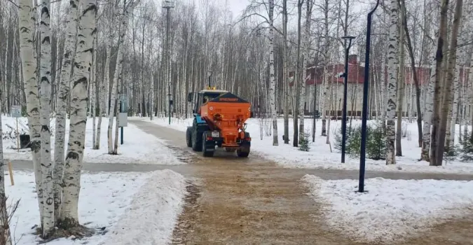 Нижневартовск борется с гололедицей: дороги и тротуары обрабатывают круглосуточно