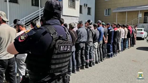 Югра вводит новые запреты для мигрантов: кем не смогут устроиться иностранцы