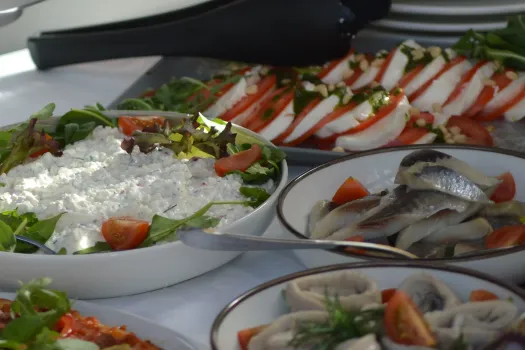 «Оливье» теперь в пролете: готовим нежный и вкусный салат «Королевский» за 10 минут — гости сметут его со стола первым