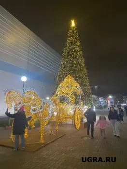 Радужный готовится к Новому году: на площади строят ледовый городок