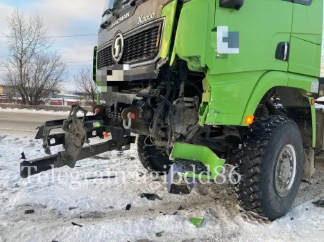 В Нижневартовске грузовик врезался в Audi: пострадала женщина