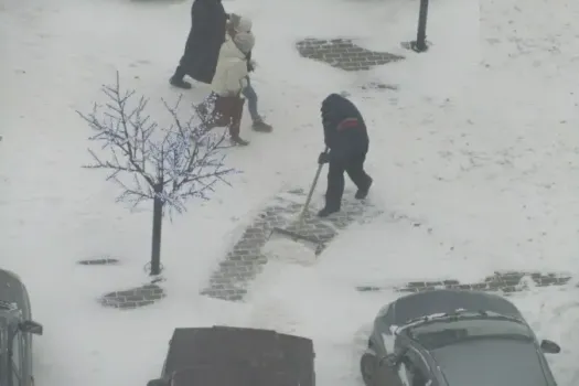 В ХМАО наметился дефицит дворников: сколько готовы платить за уборку улиц