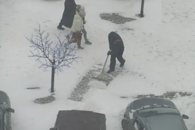 В ХМАО наметился дефицит дворников: сколько готовы платить за уборку улиц