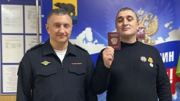 В ХМАО участник СВО из Армении получил российский паспорт