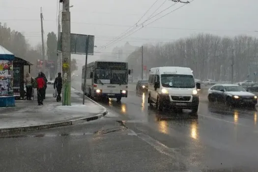 Не пускал пассажиров в салон: в Нижневартовске водитель автобуса совершал намаз во время работы