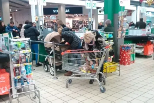 В Сургуте сотрудник магазина оскорбил и толкнул покупательницу за замечание