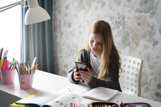 Врач из Югры рассказала, сколько часов в день можно сидеть в телефоне