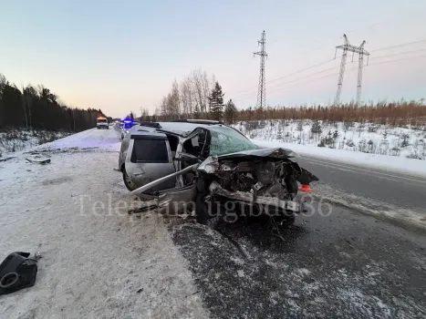 На «трассе смерти» в ХМАО в лобовом ДТП погиб человек, еще трое пострадали