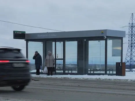 Сургутяне жалуются на холод в «теплых» остановках