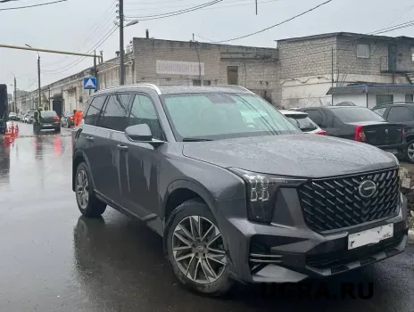 Жители Нижневартовска жалуются на водителей, которые ездят по тротуару