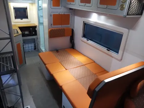 В Сургуте создали автодом-вездеход на базе армейского Pinzgauer