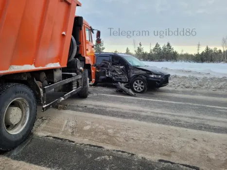 В Югре КАМАЗ протаранил легковушку: пострадали женщина и ребёнок