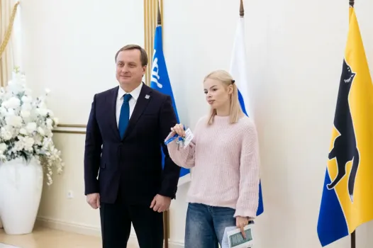 В Сургуте 30 детей-сирот получили ключи от новых квартир из рук мэра города