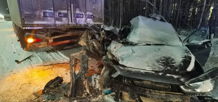 Смертельное ДТП на Тюменском тракте: иномарка влетела в припаркованный грузовик