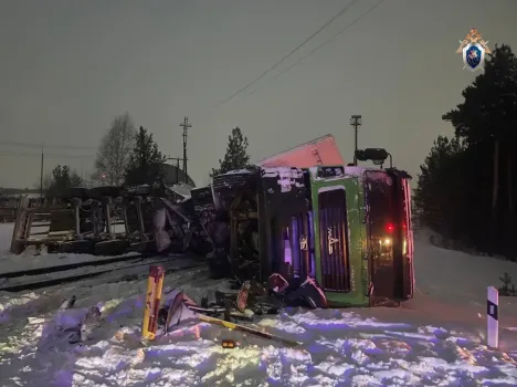 Жесткое столкновение поезда и грузовика на переезде в ХМАО: что известно о происшествии
