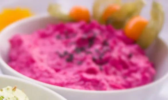 Натираем свеклу и добавляем сыр: получается очень вкусный салат «Виолетта», который гости съедят за 1 минуту — лучше любого винегрета