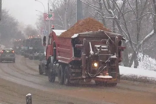 Снежный накат и метель: названы главные угрозы на зимних дорогах Югры