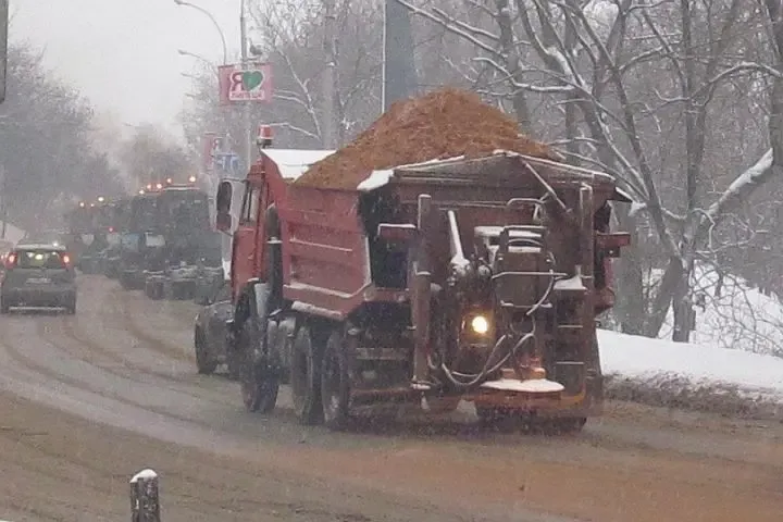 Снежный накат и метель: названы главные угрозы на зимних дорогах Югры