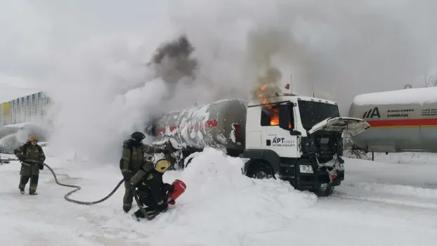 В Сургуте на заправке чуть не взорвалась газовая цистерна